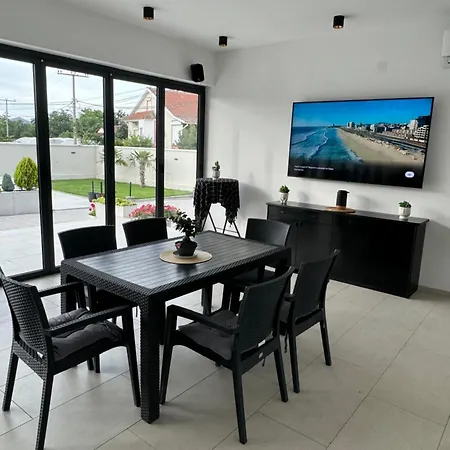Reshkov Pool Apartment